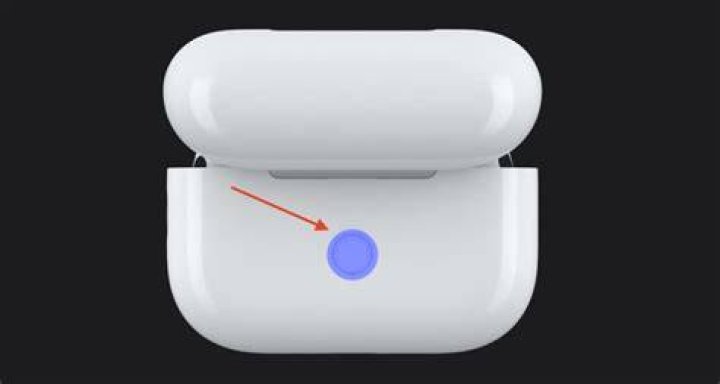 AirPods Blinking Orange? How to Fix It